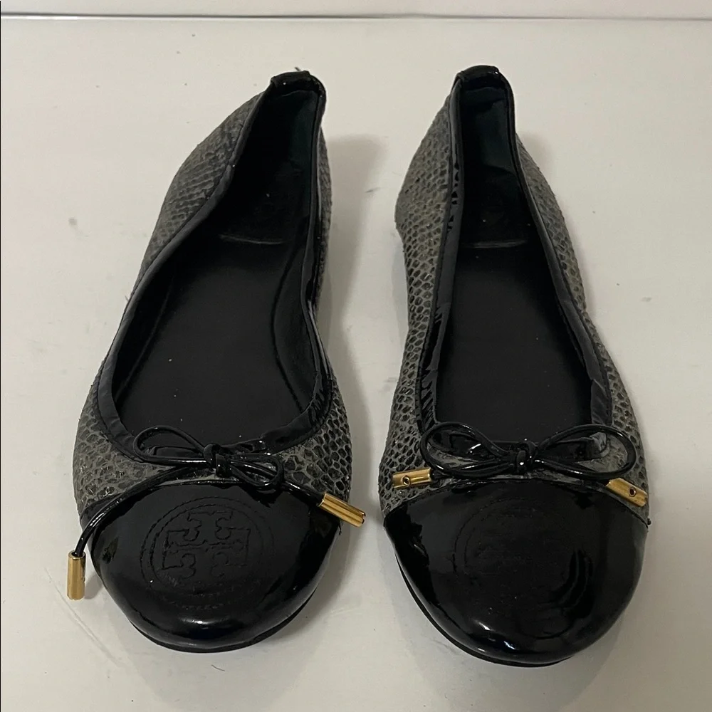 Tory Burch Black and Textured Gray Loafers with Bow - Picture 9 of 10